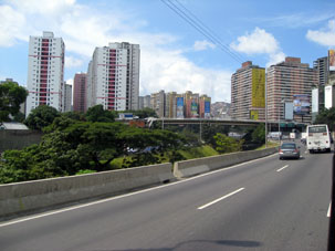 Западная часть Каракаса с Панамериканского шоссе.
