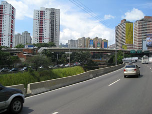 Западная часть Каракаса с Панамериканского шоссе.
