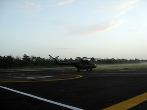 Утро на аэродроме в Тукупите, где стоит наш вертолёт Ми-17В5. В это время уже нет комаров, но появляется мошка, которая свирепствует 2 часа перед закатом и 2 часа после восхода (в Дзибильчальтуне ни комаров ни мошки не было вообще).