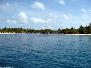 Пляж на внутренней стороне острова Сомбреро.