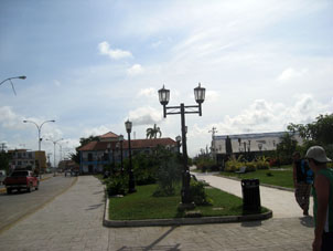 Главная улица Тукакаса ведёт от пристани к автобусной остановке.