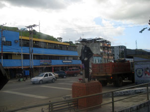 Автостанция в Калабосо с памятником Хосе Грегорио Эрнандесу на площади.