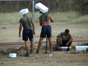 Равнинники (льянерос) любят носить шляпы, но солдатам выдали только трусики и маечки. Вот они напялили на головы пенопластовые коробки.