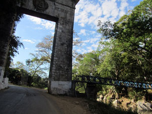 Арка и мост через речку около города Сан-Хуан-де-лос-Моррос.