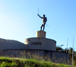 Памятник Эсекелю Саморе по дороге из Кагуа в Сан-Хуан-де-лос-Моррос.