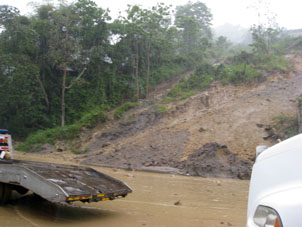 Региональное шоссе Каракас-Валенсия в штате Миранда. Размыло склон, грязь потекла на дорогу и образовалась пробка.