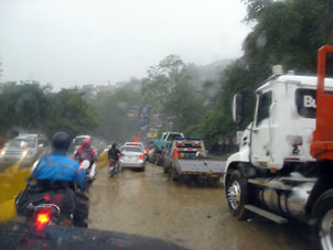 Региональное шоссе Каракас-Валенсия в штате Миранда. Размыло склон, грязь потекла на дорогу и образовалась пробка.
