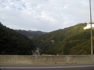 Вид с дороги в штате Миранда к Востоку от Каракаса.
