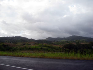 При движении на юго-запад от Игероте к Каукагуа равнина становится холмистой, а затем сменяется горами.