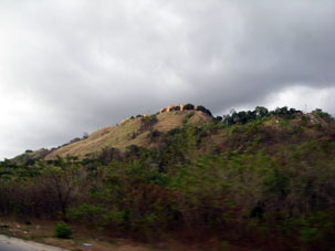 Застраиваемые склоны гор на выезде из Каукагуа.