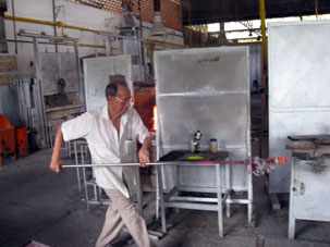В производственном цеху есть участок, где посетители фабрики могут наблюдать работу стеклодува.