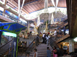Лестница в торговом центре также была в рождественском убранстве. Между лестницами был построен каскад искусственных водопадов.