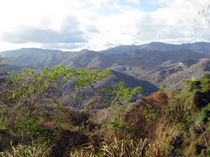 Вид со склона горы, на которой расположен аэродром Чаральяве.