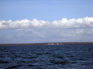 На севере виднелся нефте-газовый терминал на острове Маргарита, откуда есть проект строительства подводного газопровода. Несмотря на то, что терминал работал по полной, нефтяных пятен в воде не было. Значит работают без проливов.