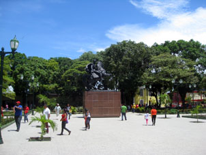Памятник Симону Боливару в Пуэрто-Аякучо.