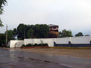 Дом на камнях - одна из главных достопримечательностей Пуэрто-Аякучо.