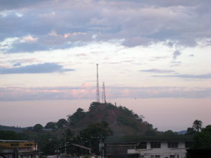 Гора в центре города с вышкой сотовой связи.