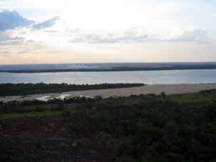 Выжигание растительности на колумбийском берегу Ориноко.