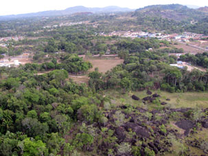 На территории Пуэрто-Аякучо тоже много выходов древних гранитных пород.