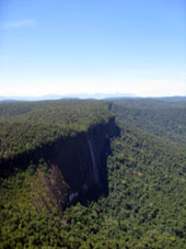 С таких плато, как в "Затерянном мире" А. Конан-Дойля, иногда льются водопады.