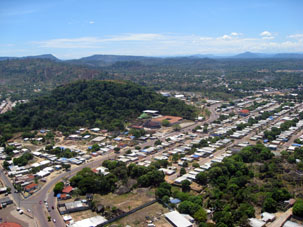 Улицы Пуэрто-Аякучо и шоссе, соединяющее Амазонас с остальной частью страны.