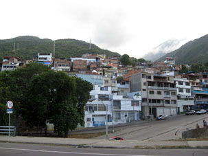 Ближе к Каракасу плотность населения увеличивается, больше появляется "кишлаков".