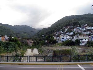 Ближе к Каракасу плотность населения увеличивается, больше появляется "кишлаков".