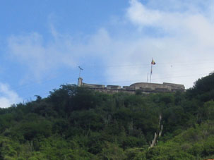 В районе Макуто на горе виден форт.