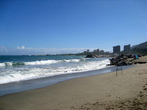 Пляж Лос Каракас недалеко от посёлка Найгуата в штате Варгас.