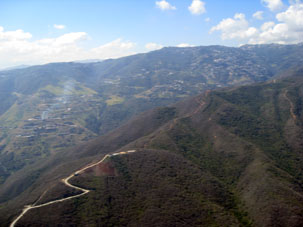 Кордильера де ла Коста между Каракасом и побережьем штата Варгас с вертолёта.