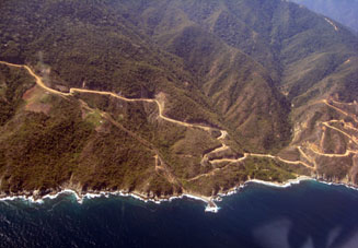 Карибское побережье запада штата Варгас с вертолёта Ми-17В5.