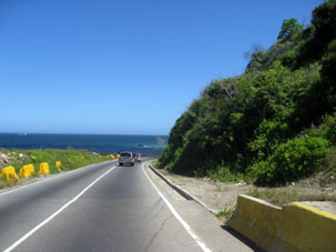 Дорога вдоль Карибского берега штата Варгас.