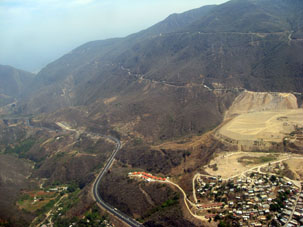 Дорога из штата Варгас в Каракас (в том числе из международного аэропорта).