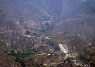 Дорога из штата Варгас в Каракас (в том числе из международного аэропорта).