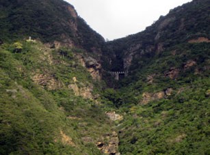 Древняя дорога в Каракас, построенная тогда, когда туннели в горе было невозможно прорыть.