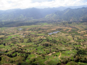 Холмистая равнина при полёте в Сан Фелипе со стороны Карибского моря.