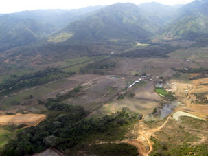 Холмы и равнины при полёте в Сан Фелипе со стороны Карибского моря.