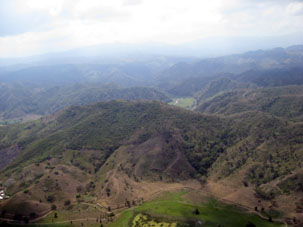 Горы и холмы при полёте в Сан Фелипе со стороны Карибского моря.