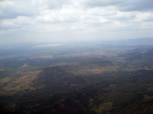 Полёт над равнинами штата Сулии, расположенных вокруг озера Маракайбо.