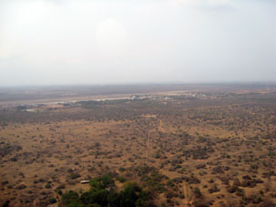Полупустынная равнина к западу от озера Маракайбо, рядом с международным аэропортом Маракайбо.