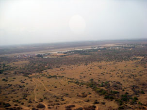Полупустынная равнина к западу от озера Маракайбо, рядом с международным аэропортом Маракайбо.