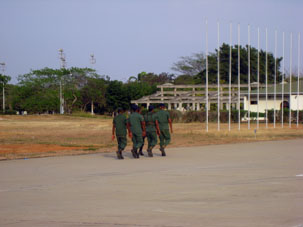 Солдаты из ВВС, марширующие по авиабазе БАГРУ.