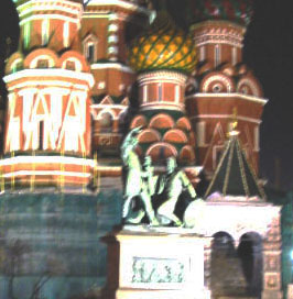 Monumento de ciudadano Mínin y príncipe Pozarski frente del Templo de Vasilio Plácido en la Plaza Roja de Moscú.