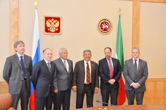 Я (третий слева, четвёртый справа) на встрече Президента Республики Татарстан с испанской компанией Рос Рока 5 апреля 2013 года.