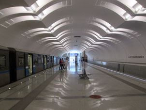 Estación  Lesopárkovaya (Parque Forestal) de la línea Bútovskaya del metro de Moscú.