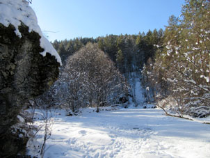 Río pequeño entre rocas y montañas Sayany en el febrero de 2022.