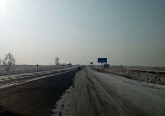 Estepa (pradera) de Jakasia. Por el lado derecho va acueducto de calefacción de la fábrica de aluminio a la ciudad de Sayanogorsk.
