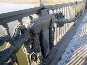 Fragmento decorativo del puente a través del río Oká.
