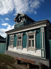 Casa antigua con elementos tradicionales decorativos rusos en término de la ciudad de Kolomna.