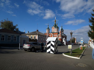 Puesto de control de paso en estilo antiguo (prerrevolucionario) en término de la ciudad de Kolomna.